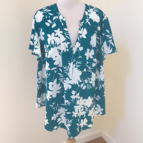 Torrid SZ 2X green printed short sleeve Harper top. - Picture 1 of 9